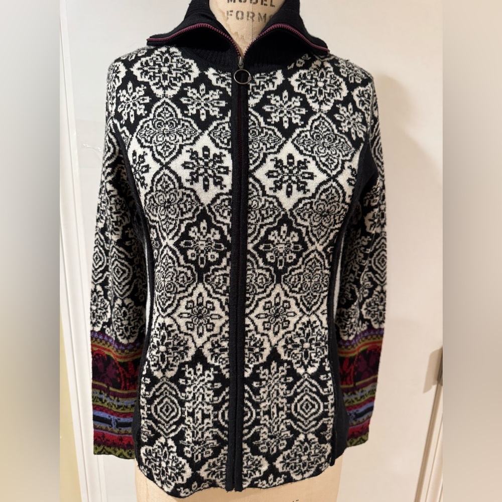 Icelandic Design Women's Black and White Patterned sweater size Small